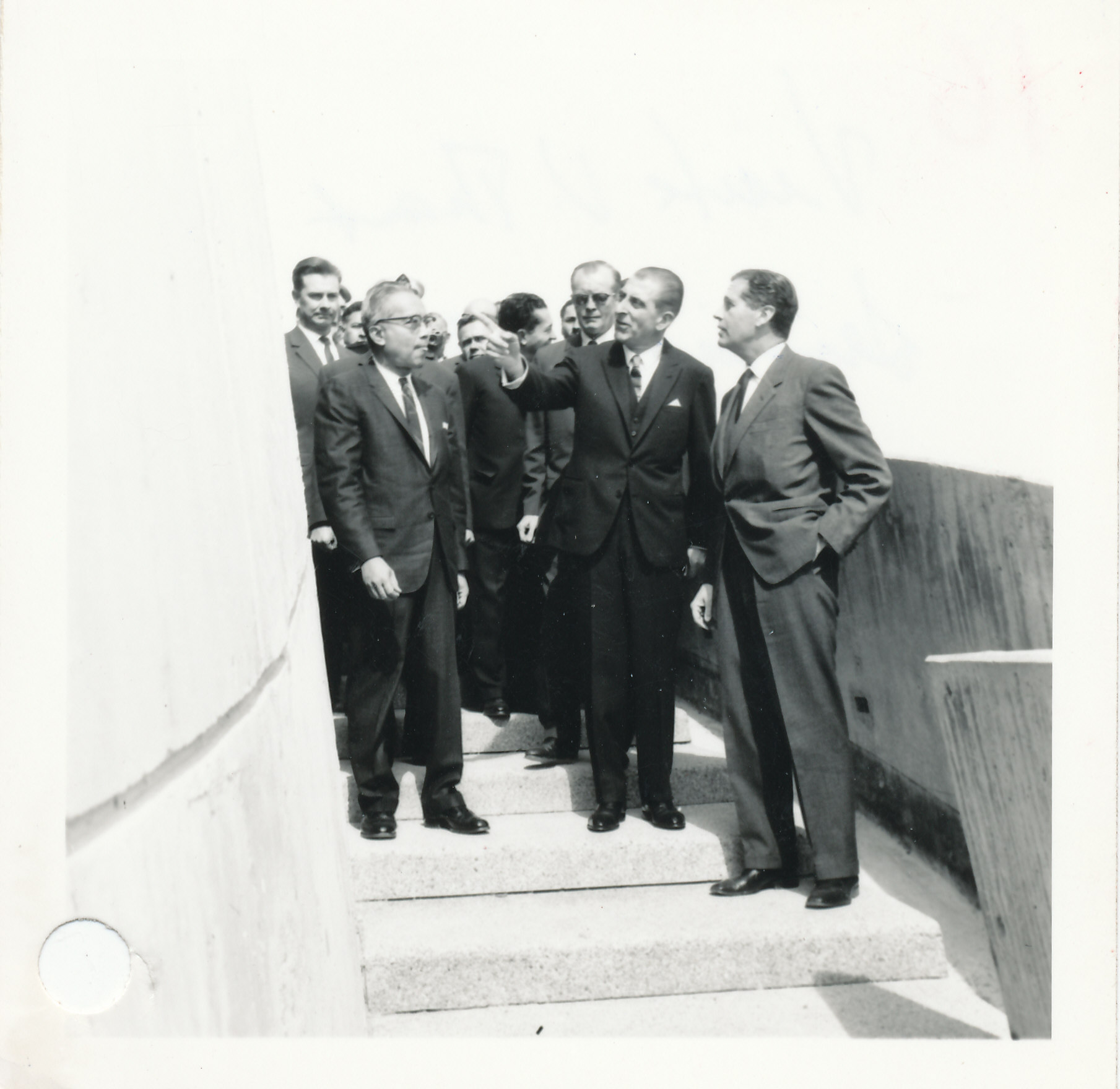 Eduardo Frei Montalva y U Thant junto a otras personalidades recorriendo el edificio de la CEPAL